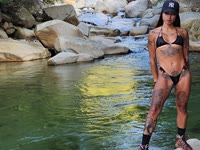 ¡Hola chicos! Soy Ashly, una venezolana sexy que vive en Colombia, como puedes imaginar, una latina caliente ansiosa por explorar y encontrar placer.rnrn Te preguntarás ¿qué me trae aquí? La respuesta es simple: me gusta mucho el sexo, pero más que eso me gusta conocer gente nueva, crear nuevas relaciones.rnrnMe gustan los hombres inteligentes tanto como me gusta un buen vino. Creo que hay una buena mezcla entre una buena conversación y un chico atractivo, para ser honesto, creo que una mente caliente es lo mejor que puedes encontrar. Ahora ya sabes cómo abordarlo. Soy una chica con la mente llena de ideas sexuales y con ganas de hacerlas realidad. Mis shows están llenos de lujuria, no seas tímido, te reto a que liberes tus demonios internos conmigo y les permitas ser tan malos como quieran, ¡disfrutemos!rnrnMi mente cachonda siempre está encendida, así que estoy abierta a aprender y explorar cosas nuevas. ¿Algo nuevo en mente? Tal vez soy la chica adecuada para hacerlo realidad. Cuando digo que soy una chica mala no miento.