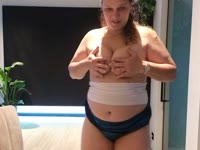 ik ben een geile Milf die heel graag word bekeken! Mannen zullen zeker aan hun trekken komen bij... Ik laat je niet gaan vooraleer je me lekker hebt volgespoten. Voor bijna alles kan je bij me terecht zo lang het niet extreem is. Voor een geile babbel tot lekker harde seks via cam mmmm ik kijk er al naar uit.. Wordt nu al nat.. Kom maar langs en laat me heerlijk lekker kreunen!!