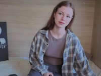 I am Lo, I am 18 years old, I am a medical college student, I like to communicate, and I also practice dancing