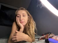 Hey jij... nieuwsgierig naar meer? Een 28-jarige geile moeder en alles behalve de standaard MILF. Klein en slank, maar 100% naturel... en ik hou ervan om bekeken te worden. Mijn spel is simpel: jou plagen tot je het niet meer houdt... laat mij je dag wat heter maken. In privéchat ga ik topless, wil je mij helemaal naakt zien en samen met mij spelen? Dan moet je naar VIP gaan.