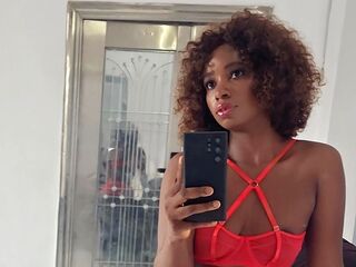 cam strip tease LuluWilde