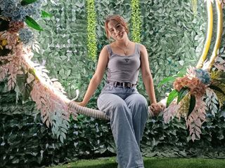 beautiful webcamgirl DebraEvans
