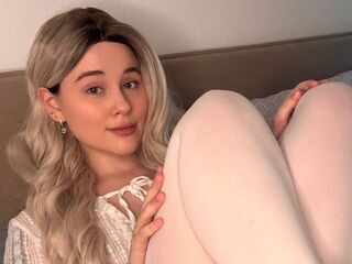 camwhore masturbating with vibrator DeluaMoon