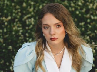 cam girl playing with dildo DrusillaPettet