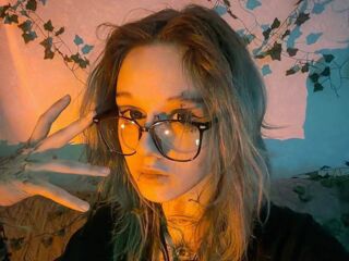cam girl playing with vibrator FloraMuse
