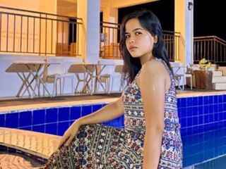 camgirl masturbating with sex toy HershieGray