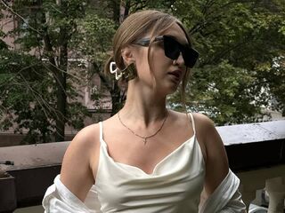 naked camgirl masturbating with dildo JuliaPonomi