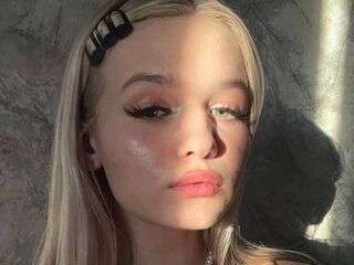 camgirl fingering bald pussy KianaStark