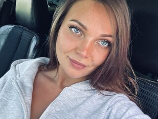naked cam girl masturbating with sextoy LuluBomb