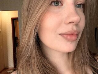 camslut fingering shaved pussy MelanieRyer