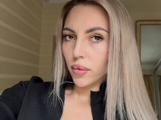 naked camgirl masturbating with dildo MelisaDee