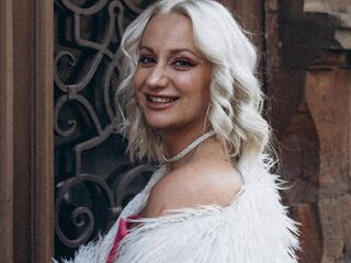 hot cam girl fingering shaved pussy WilsonAvery